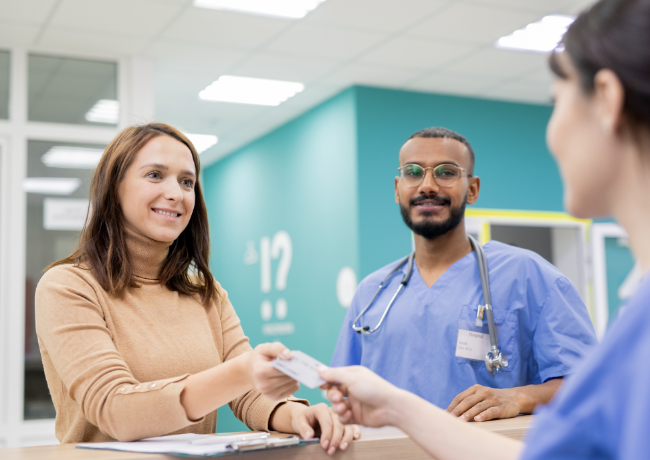 patient-at-receptionist-desk