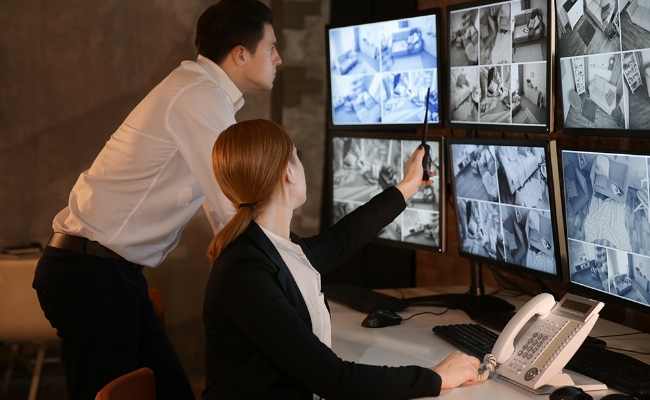 male-female-monitoring-CCTV-screens male-female-monitoring-CCTV-screens