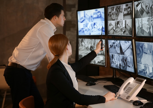 male-female-monitoring-CCTV-screens (1)